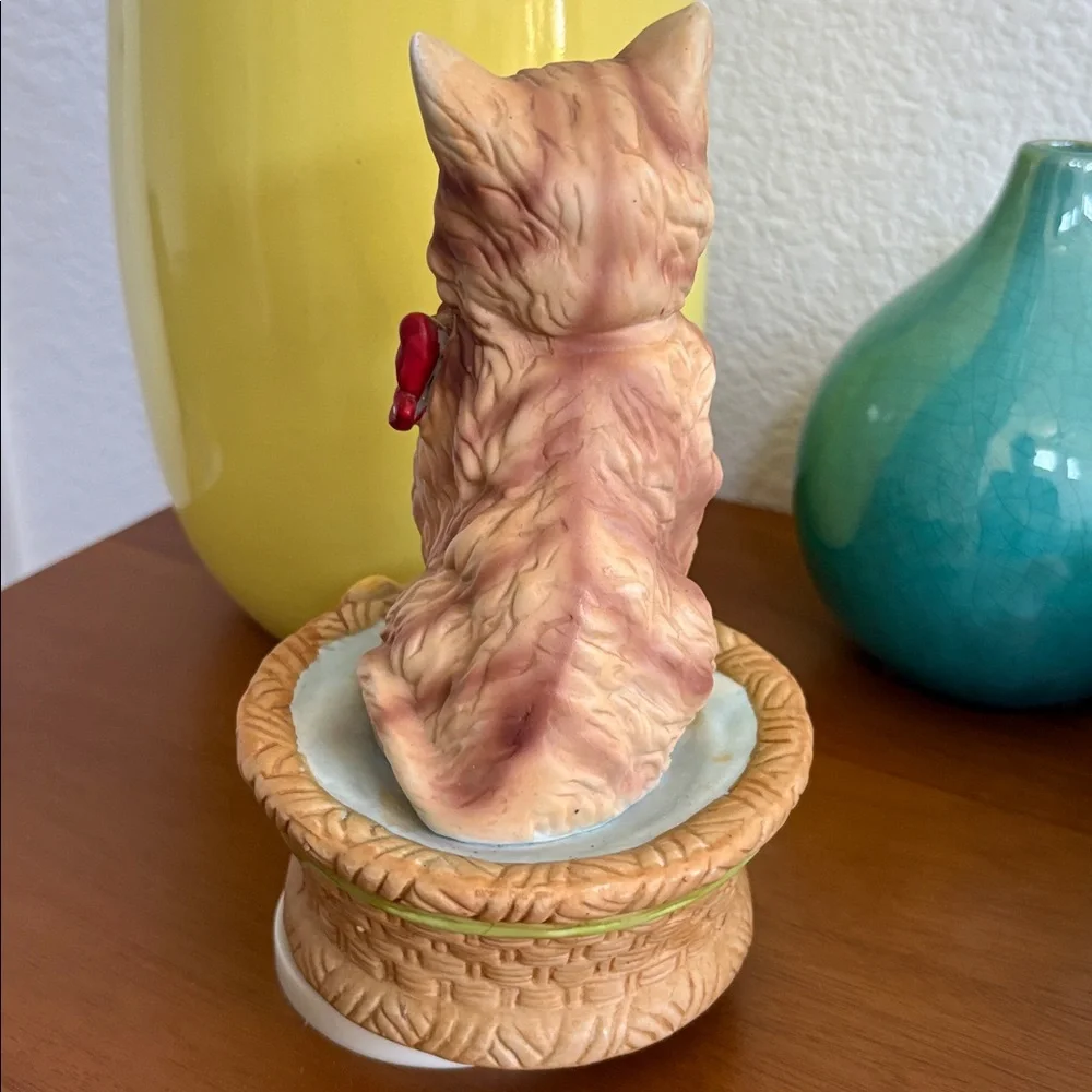 Vintage Interpur Ceramic Music Box Cat In Basket - Plays Talk To The Animals